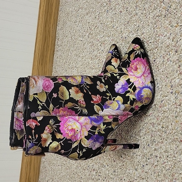 Anne Michelle black floral back zip heeled booties Euro sz 38/US 8. 4.5" heel - Picture 1 of 5